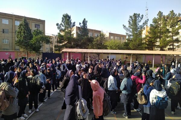 زنگ مهر و مقاومت در دبیرستان استعدادهای درخشان فرزانگان شهریار طنین‌انداز شد
