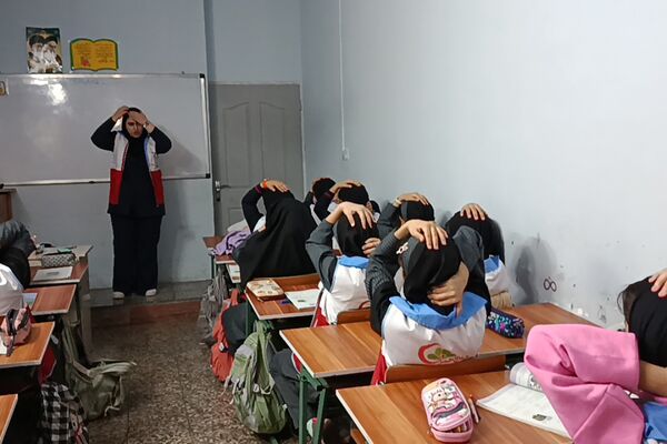 هلال‌احمر در بعثت ۲؛ تمرین ایمنی با دختران دبستانی