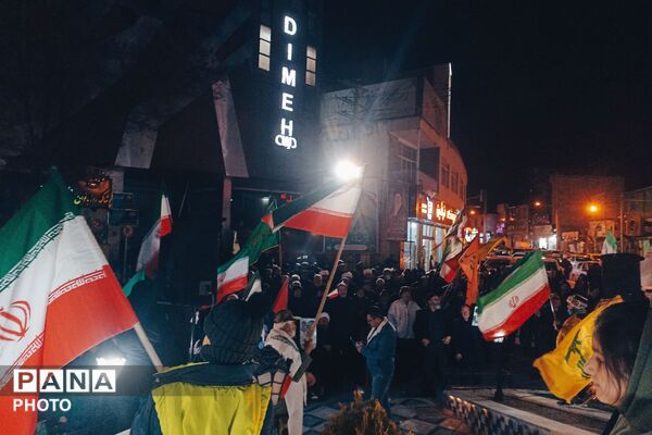 بیعت پر‌شور دانش‌آموزان دهه هشتادی با رهبر معظم جمهوری‌اسلامی در شهرستان فیروزکوه
