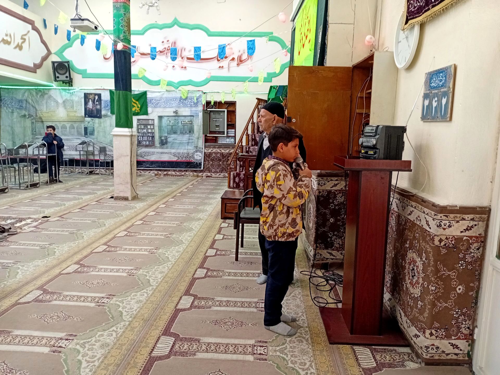 اقامه نماز جماعت ظهر توسط دانش آموزان مدرسه شهید نوروز علی حسینی 