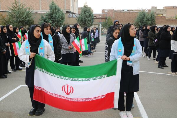 تجلیل مدیرکل آموزش و پرورش آذربایجان غربی از دانش‌آموز سخنران در نشست با رئیس جمهور