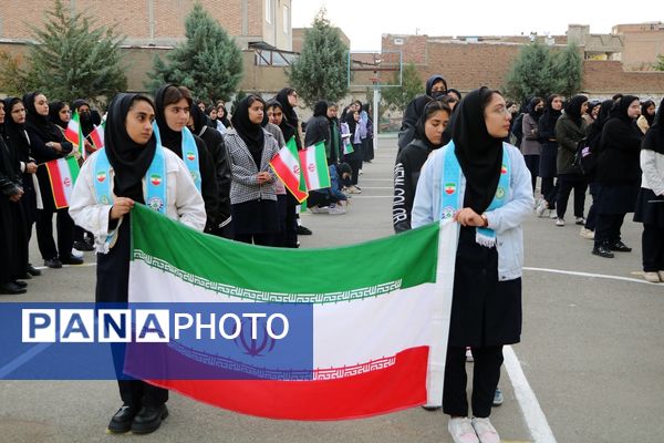 تجلیل مدیرکل آموزش و پرورش آذربایجان غربی از دانش‌آموز سخنران در نشست با رئیس جمهور