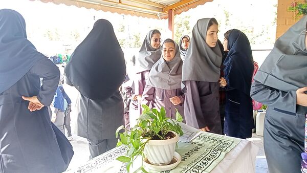 آیین بازگشایی مدارس و استقبال از دانش آموزان در دبیرستان صدیقه