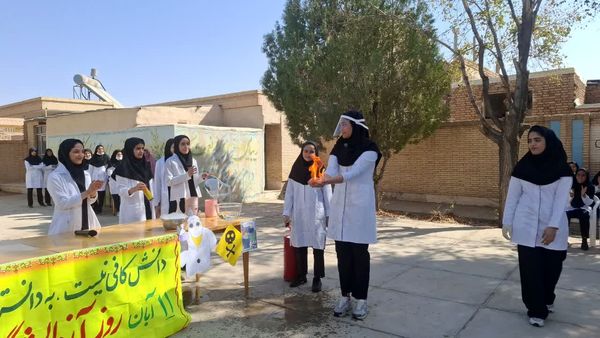 برگزاری جشن علمی شیمی در دبیرستان حضرت زینب(س) بهاباد