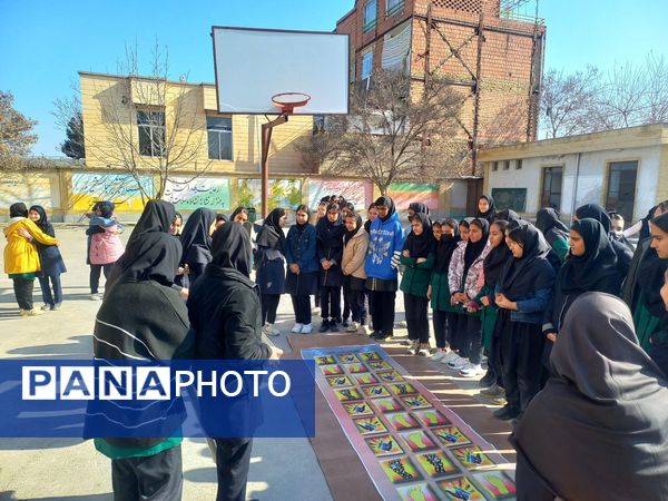 انجام بازی‌های گروهی دانش‌آموزان در مدرسه بهار آزادی