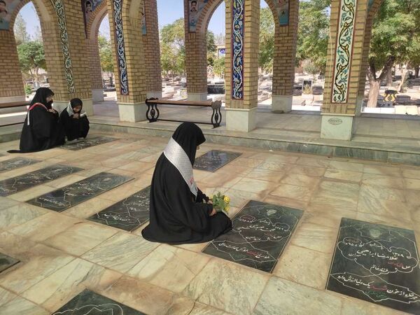 غبار روبی مزار شهدا شهرستان خلیل آباد توسط دانش آموزان بسیجی اموزشگاه مرحوم پاکدل 