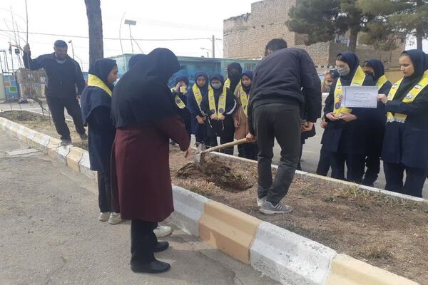 کاشت نهال به مناسبت روز درخت کاری دردبیرستان شهید مجید دهنوی 