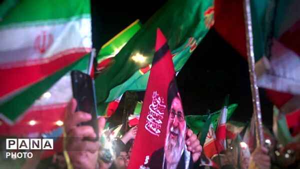 مشت‌های گره کرده مردم در تجمع شبانه میدان انقلاب