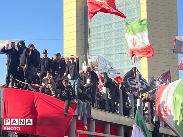 حضور گسترده مردم در مراسم تشییع و تدفین رهبر شهید و خانواده گرامیشان