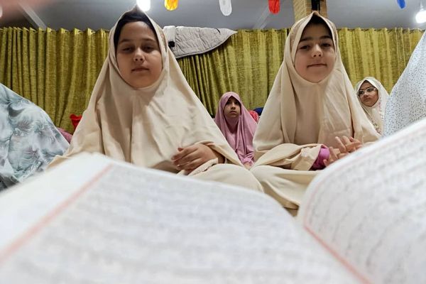 ورود دانش‌ آموزان دختر ناحیه دو شهرری به مراسم معنوی اعتکاف 