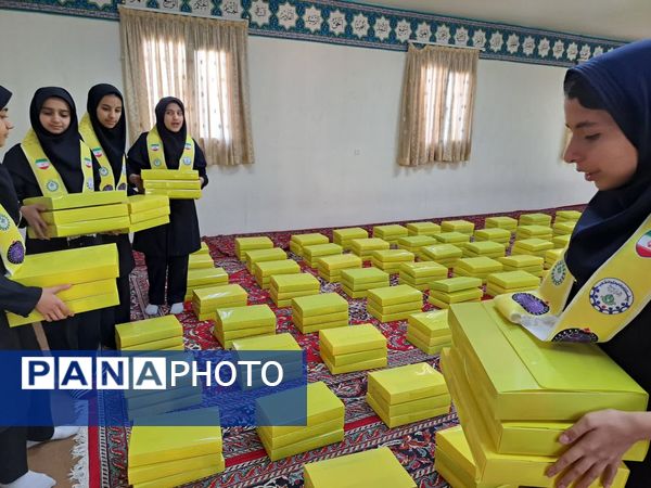 اهدای ۶۰۰ پک لوازم التحریر برای دانش‌آموزان کم برخوردار