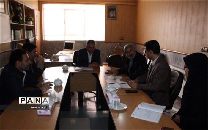 طرح ملی لاله های روشن در 49 مدرسه ابرکوه اجرا می شود