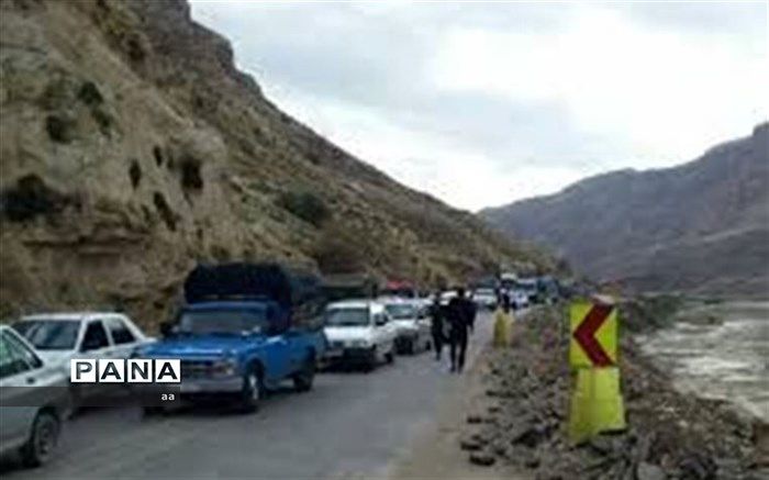 ریزش کوه جاده پلدختر – خرم آباد را مسدود کرد