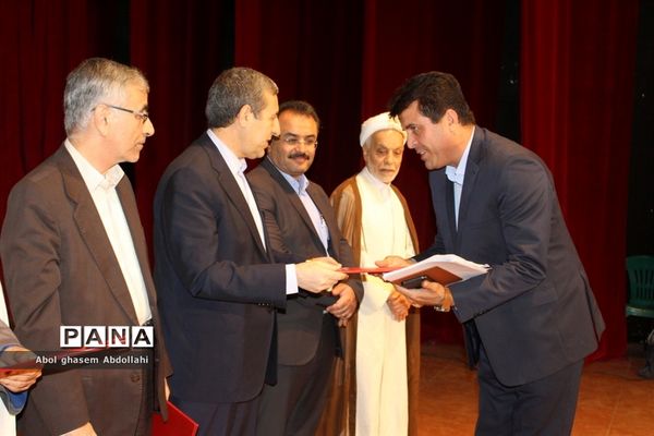 تقدیر از برگزیدگان و فعالان پنجمین اجلاس نماز در بوشهر