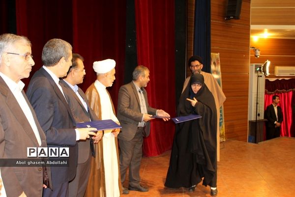 تقدیر از برگزیدگان و فعالان پنجمین اجلاس نماز در بوشهر
