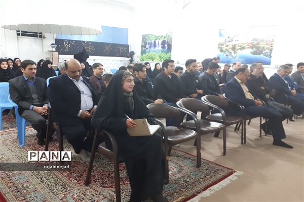 تجلیل ازدانش آموزان پژوهشگرابرکوه
