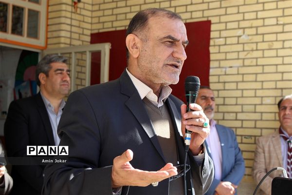 بازدید مشاور رئیس سازمان دانش آموزی کشور از مدرسه تمام تشکیلاتی  شهدای خیبر در شهرستان مرودشت