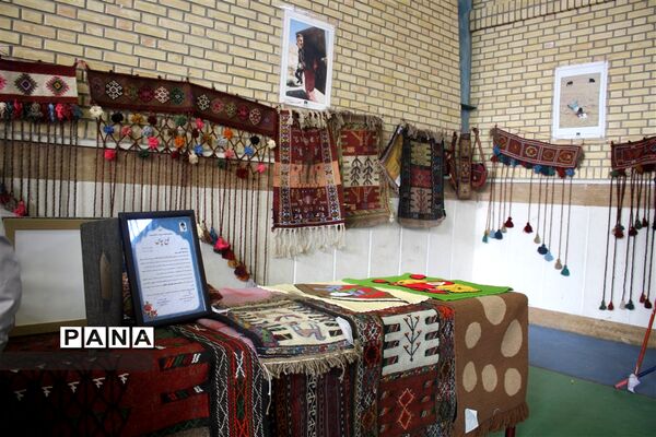 نمایشگاه صنایع دستی و دست ساخته های سواد آموزان