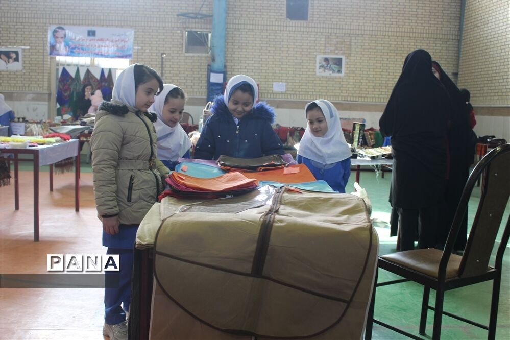 نمایشگاه صنایع دستی و دست ساخته های سواد آموزان