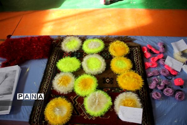 نمایشگاه صنایع دستی و دست ساخته های سواد آموزان