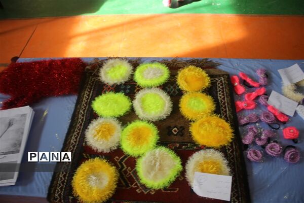 نمایشگاه صنایع دستی و دست ساخته های سواد آموزان