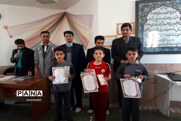مراسم اهدا جوایز به برگزیدگان مسابقات دبستان سیدجمال ابرکوه