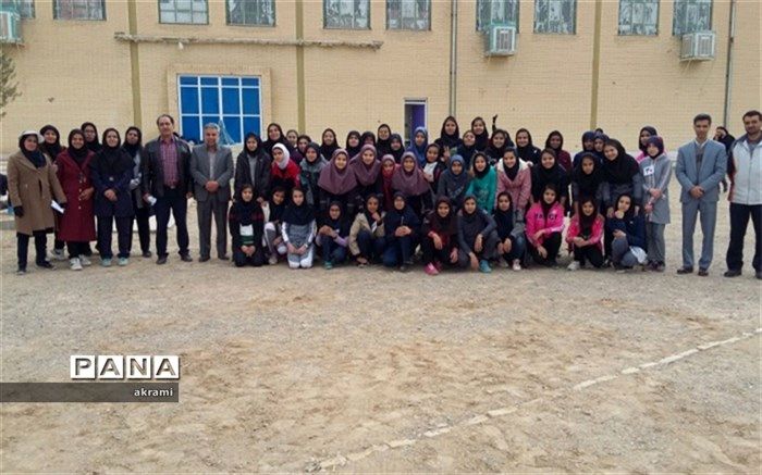 رقابت دختران دانش آموز ابرکوه در سه رشته ورزشی