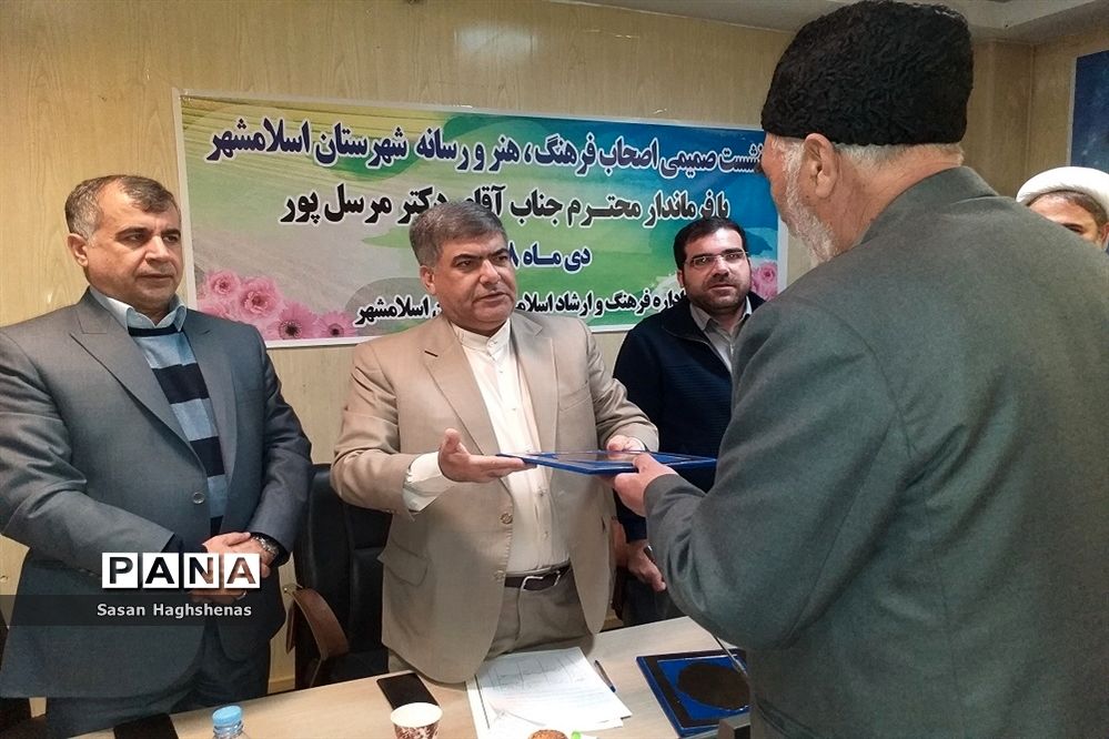 نشست صمیمی اصحاب فرهنگ و هنرشهرستان اسلامشهر با فرماندار