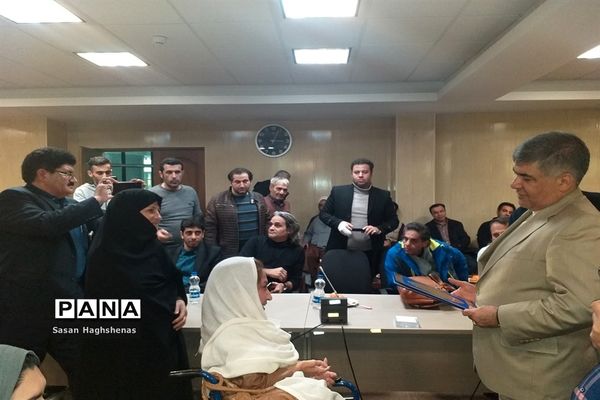 نشست صمیمی اصحاب فرهنگ و هنرشهرستان اسلامشهر با فرماندار