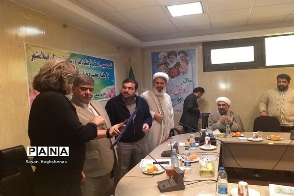 نشست صمیمی اصحاب فرهنگ و هنرشهرستان اسلامشهر با فرماندار