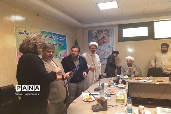 نشست صمیمی اصحاب فرهنگ و هنرشهرستان اسلامشهر با فرماندار