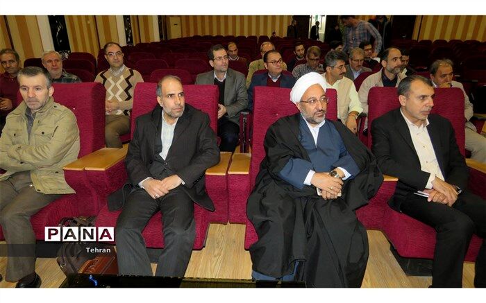 جلسه شورای اداری، با هدف آموزش آیین نامه اجرایی رسیدگی به تخلفات اداری در منطقه 18