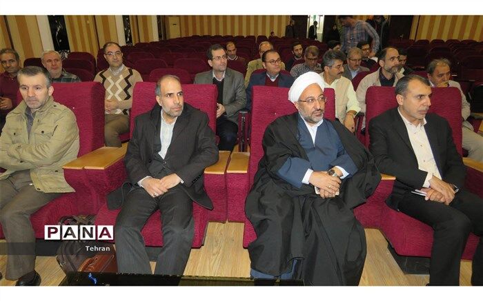 جلسه شورای اداری، با هدف آموزش آیین نامه اجرایی رسیدگی به تخلفات اداری در منطقه 18