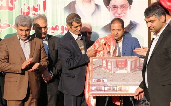 کلنگ خیر مدرسه ساز،  دکتر فرهاد نگهبان در گرمدره کرج به زمین خورد