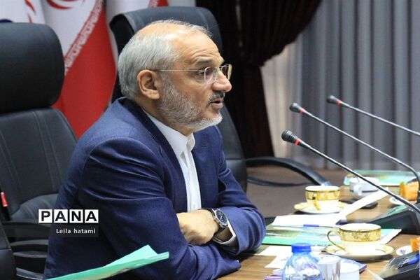 نشست صمیمی وزیرآموزش وپرورش با معاونان توسعه مدیریت و پشتیبانی ادارات آموزش و پرورش استان‌های سراسر کشور در تبریز