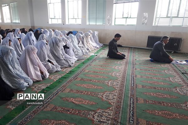 تجلیل  از فعالان نماز جماعت در دبیرستان عصمت ابرکوه
