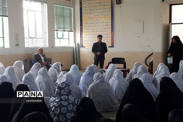 تجلیل  از فعالان نماز جماعت در دبیرستان عصمت ابرکوه