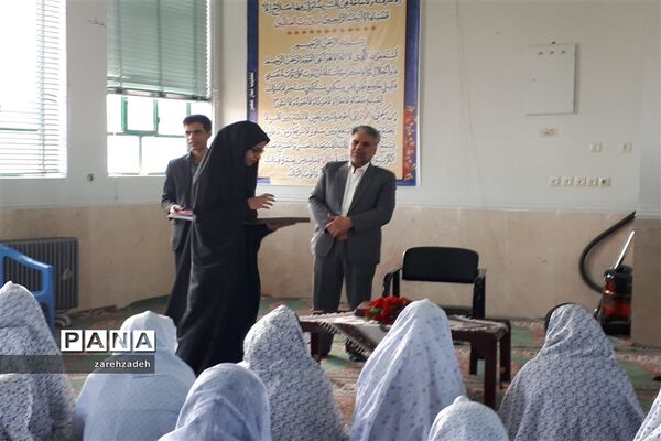 تجلیل  از فعالان نماز جماعت در دبیرستان عصمت ابرکوه