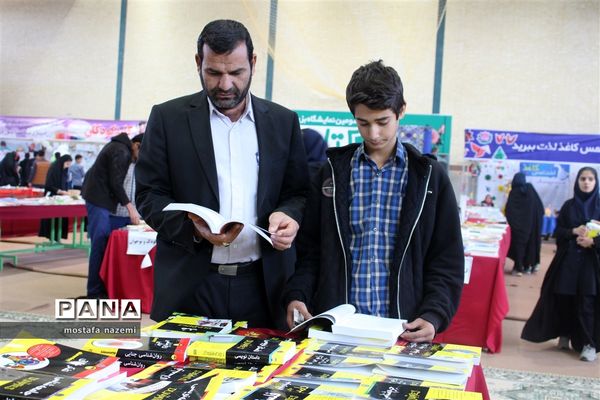 استقبال پر شور دانش آموزان بافقی از نمایشگاه کتاب