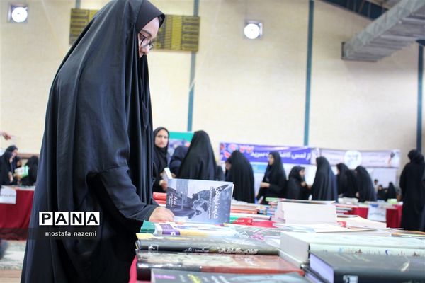 استقبال پر شور دانش آموزان بافقی از نمایشگاه کتاب