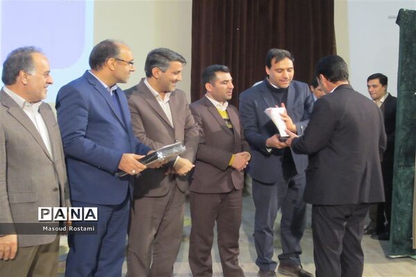 تجلیل از معلمان و دانش‌آموزان پژوهشگر