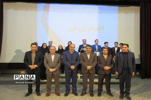 تجلیل از معلمان و دانش‌آموزان پژوهشگر
