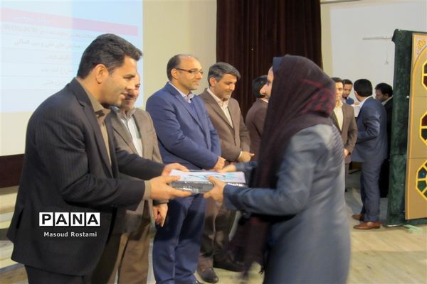 تجلیل از معلمان و دانش‌آموزان پژوهشگر