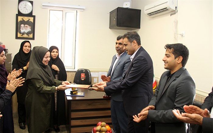 اهدای تندیس مدرسه برتر از سوی وزیرآموزش و پرورش به دبستان نفت ناحیه یک