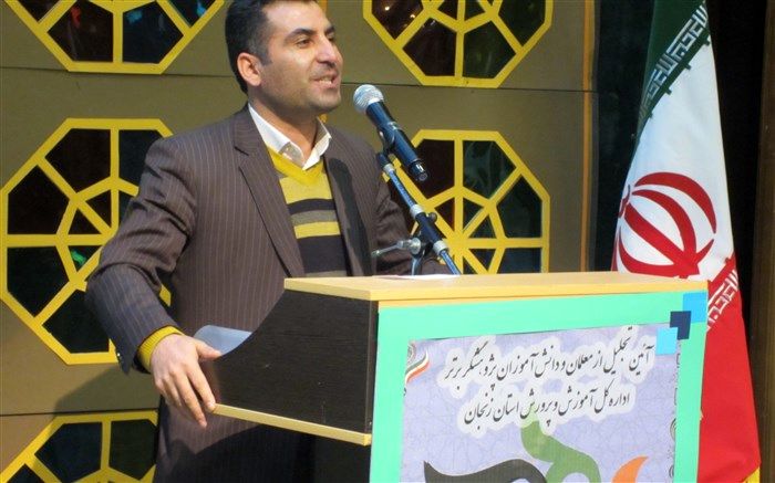 باید نگاه ویژه‌ای به امر پژوهش داشته باشیم.