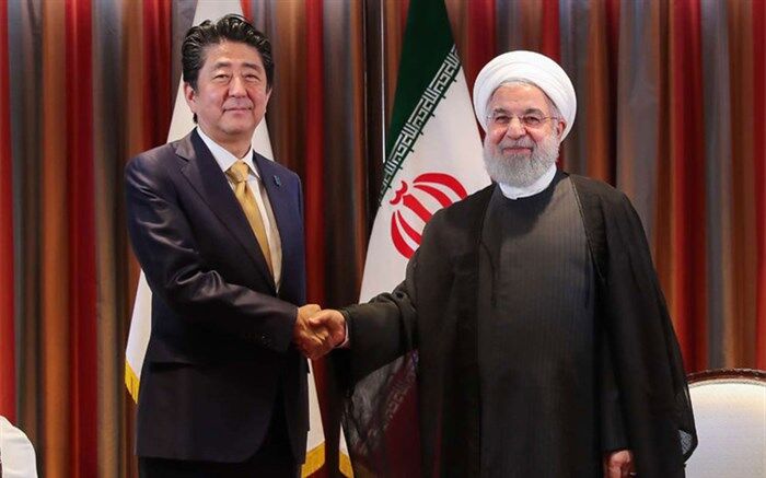مذاکرات یک ساعته روحانی و آبه شینزو پشت درهای بسته