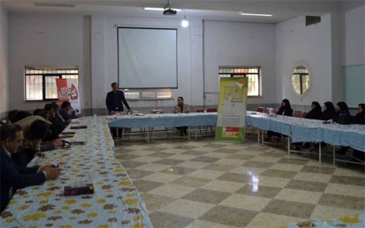 اجرای دوره "پای درس ماه "در کانون امام خمینی اردکان
