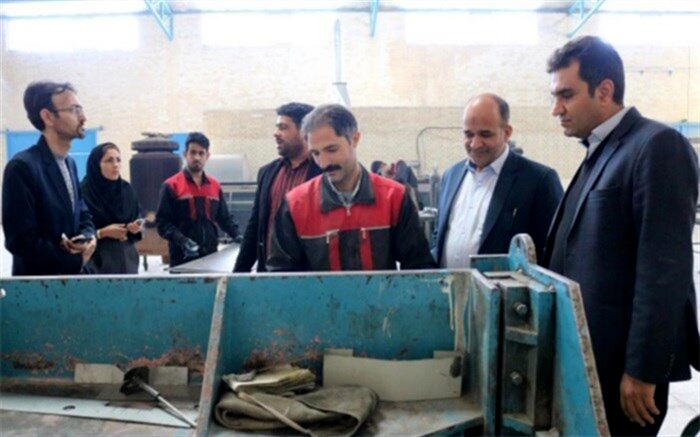 بازدید فرماندار اشکذر از واحد طراحی و ساخت تابلوهای برق در شهرک صنعتی نیکو