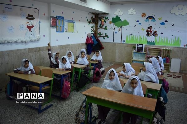 آموزش عملی درس مشاغل کلاس دوم ابتدایی دبستان دخترانه شاهد بهاباد