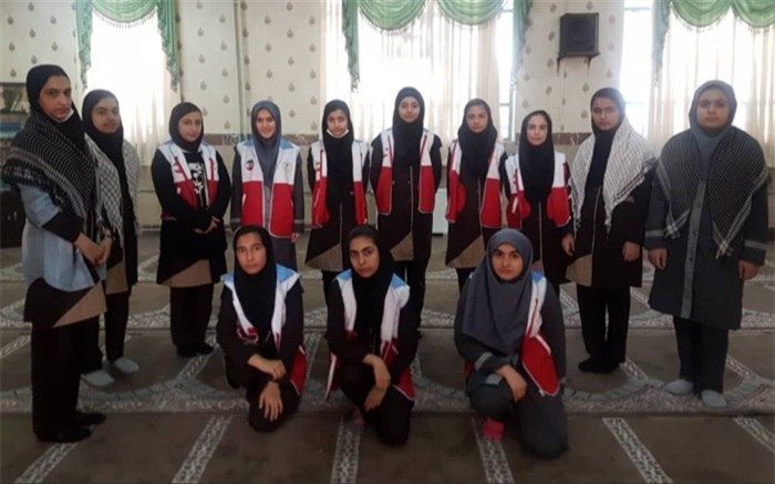 طرح لاله های روشن به یاد شهدا، توسط اعضای کانون های دانش آموزی هلال احمر کرج در مدارس البرز اجرا شد